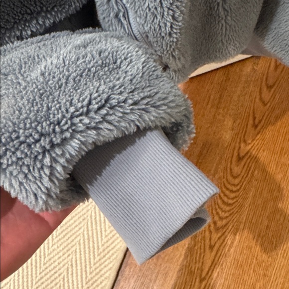 Alo Foxy Sherpa Jacket w/ Removable Hood - Picture 7 of 13